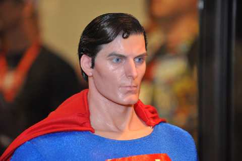 SUPERMAN STATUE