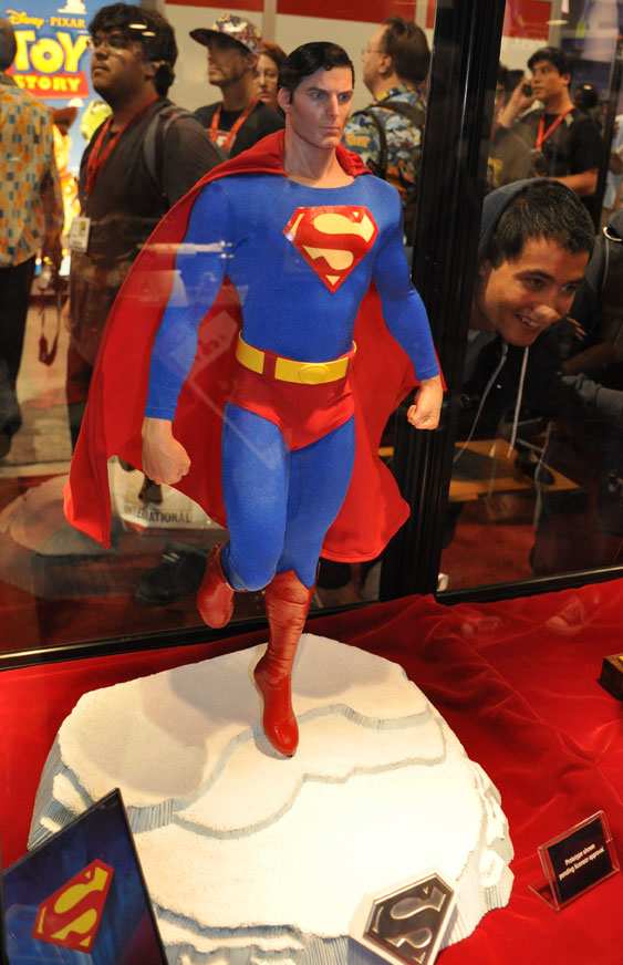 SUPERMAN STATUE