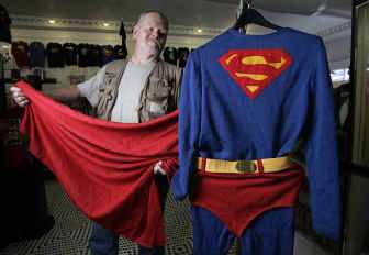 JIM CAVANAUGH Y TRAJE DE SUPERMAN USADO POR GEORGE REEVES