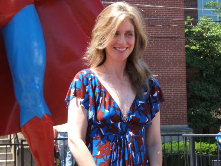 HELEN SLATER EN EL MUSEO DE SUPERMAN EN METROPOLIS, ILLINOIS, USA